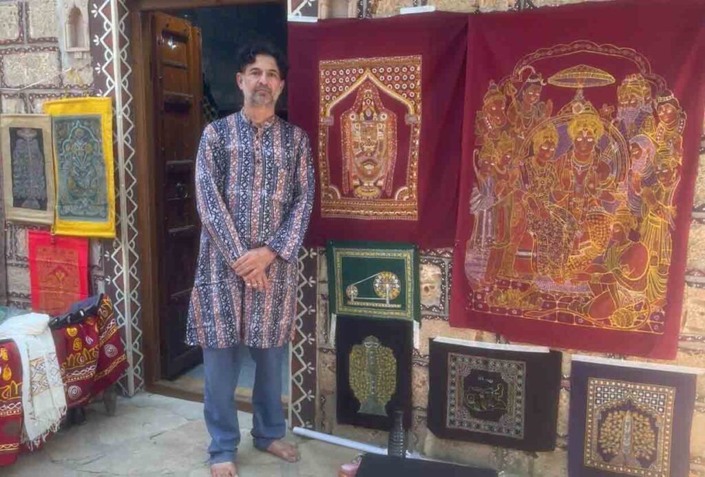 Rogan painting of Shri Ram Darbar created by Ashish Kansara. In 2023 he completed this intricate freehand Rogan portrait